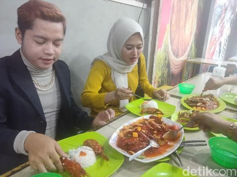 Pengunjung saat menikmati lobster air tawar di Amex Seafood