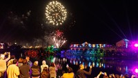 Lanjut, pesta kembang api juga digelar meriah di Selandia Baru, tepatnya di Laguna Whairepo di Wellington.