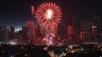 Kemeriahan pesta kembang api pergantian tahun juga digelar meriah di Filipina, tepatnya di Manila. 
