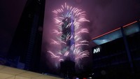 Dari Taiwan, pesta kembang api digelar di gedung Taipei 101. Hasilnya keren banget. 