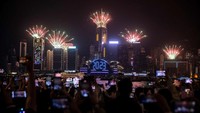 Warga Hong Kong bersuka ria menyaksikan pesta kembang api dan laser di Pelabuhan Victoria.