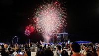 Di Singapura, pesta kembang api digelar di Marina Bay.