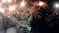Pesta kembang api yang disuguhkan terlihat sangat indah.