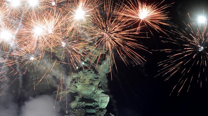 Suasana pesta kembang api saat malam perayaan tahun baru 2023 di kawasan Garuda Wisnu Kencana (GWK) Cultural Park, Badung, Bali, Minggu (1/1/2023). ANTARA FOTO/Fikri Yusuf/aww.
