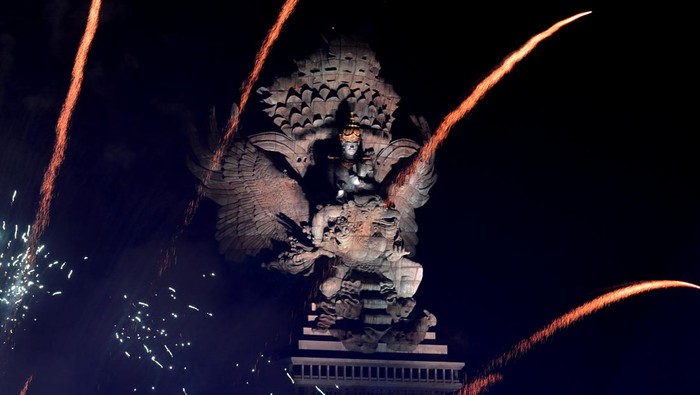 Suasana pesta kembang api saat malam perayaan tahun baru 2023 di kawasan Garuda Wisnu Kencana (GWK) Cultural Park, Badung, Bali, Minggu (1/1/2023). ANTARA FOTO/Fikri Yusuf/aww.