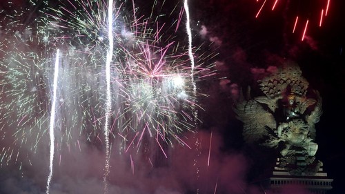 Suasana pesta kembang api saat malam perayaan tahun baru 2023 di kawasan Garuda Wisnu Kencana (GWK) Cultural Park, Badung, Bali, Minggu (1/1/2023). ANTARA FOTO/Fikri Yusuf/aww.