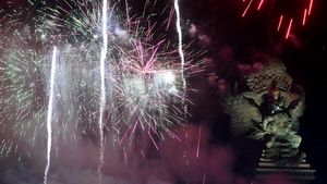 Wow, Pesta Kembang Api di GWK Bali Keren Banget