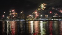 Pesta kembang api juga digelar di Makassar, tepatnya di Anjungan Pantai Losari. ANTARA FOTO/Arnas Padda