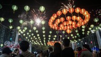 Malam pergantian tahun baru di Kota Solo diisi dengan pesta kembang api, panggung hiburan dan Car Free Night. Perhelatan ini digelar di kawasan Balai Kota Solo. ANTARA FOTO/Mohammad Ayudha
