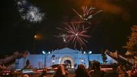 Warga menyaksikan kembang api saat malam pergantian tahun 2022 menuju 2023 di Plengkung Nirbaya, Kraton, Yogyakarta, DI Yogyakarta, Minggu (1/1/2023). ANTARA FOTO/Ismar Patrizki