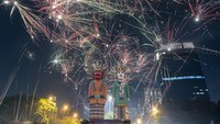 Suasana pesta kembang api saat malam perayaan tahun baru 2023 di kawasan Patung Ondel-Ondel Kemayoran, Jakarta Pusat. ANTARA FOTO/Sigid Kurniawan