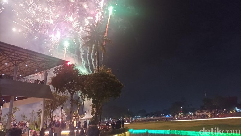 Pesta kembang api di TMII Pesta kembang api di TMII