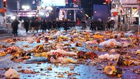 Sampah tampak berserakan.