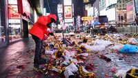 Petugas membersihkan sampah yang berserakan.