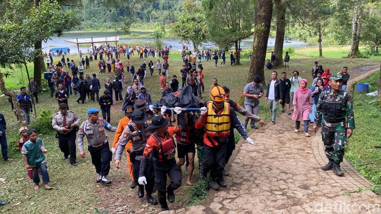 Petugas mengevakuasi korban tewas tenggelam di Situ Gunung Sukabumi. Petugas mengevakuasi korban tewas tenggelam di Situ Gunung Sukabumi.