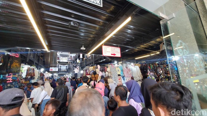 Pintu masuk Teras Malioboro 1 dipadati pengunjung, Minggu (1/1/2023) siang.