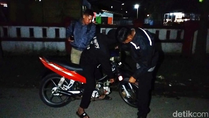 Polisi mengamankan motor yang menggunakan knalpot bising di Polman saat momen pergantian tahun baru.
