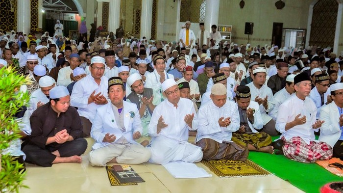 Nggak cuma perayaan pesta kembang api dan hura-hura saja, masyarakat Kota Palembang mengisi pergantian Tahun dengan menggelar Dzikir bersama di Ponpes Al-Amalul Khair, Palembang, Sumsel, Sabtu (31/12) malam.