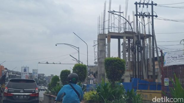 Proyek Gapura selamat datang di Jalan Gatot Subroto yang belum tuntas (Nizar Aldi/detikSumut)