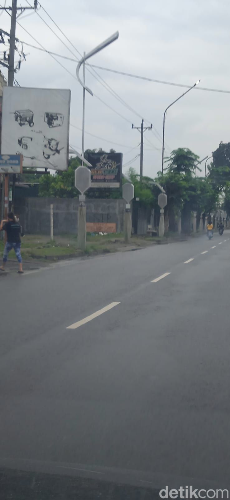 Proyek pemasangan lampu jalan di Jalan Gatot Subroto Medan yang tak selesai. (Nizar Aldi/detikSumut)