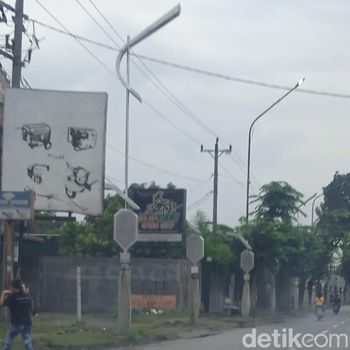Proyek pemasangan lampu jalan di Jalan Gatot Subroto Medan yang tak selesai. (Nizar Aldi/detikSumut)