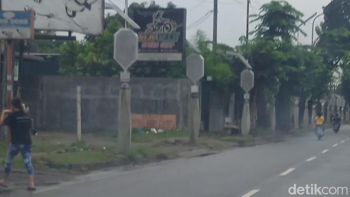 Proyek pemasangan lampu jalan di Jalan Gatot Subroto Medan yang tak selesai. (Nizar Aldi/detikSumut)