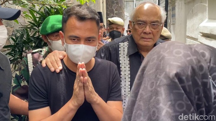 Raffi Ahmad di pemakaman jenazah Mamih Popon di Bandung.