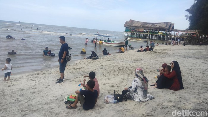 Ramai warga habiskan liburan tahun baru mengunjungi pantai di Kabupaten Serdang Bedagai. (Perdana Ramadhan/detikSumut)