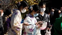 Para gadis Jepang memakai busana kimono saat berdoa.