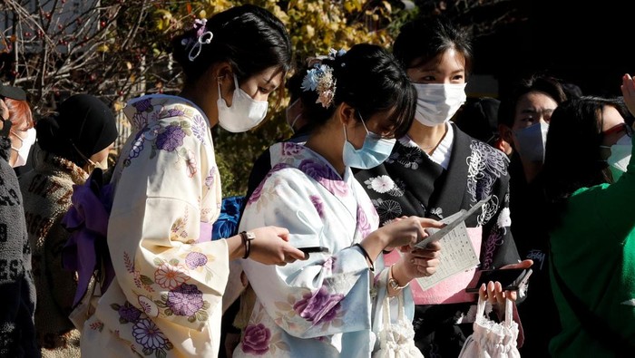 People leave after offering prayers on the first day of the new year at Senso-ji temple in Tokyo, Japan, January 1, 2023. REUTERS/Androniki Christodoulou