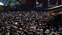 Ribuan orang mengunjungi Kuil Senso-ji di Tokyo, Jepang, 1 Januari 2023.