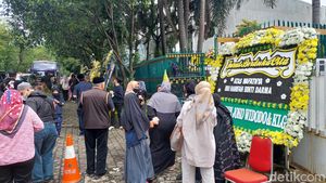 Presiden Jokowi Kirim Karangan Bunga untuk Mami Popon