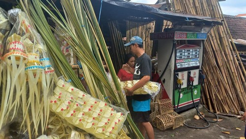 Salah satu penjual perlengkapan dan hiasan penjor di Jalan Laksmana, Kelurahan Banjar Tegal, Buleleng, Bali, Minggu (1/1/2022).