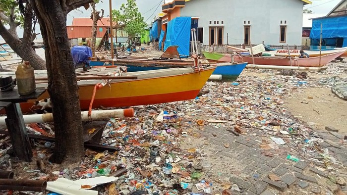 Sampah berserakan di sepanjang pesisi Pantai Kuri Caddi, Kabupaten Maros, Sulawesi Selatan (Sulsel).