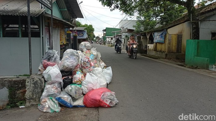 Sampah menumpuk di pinggir jalan kawasan Sirnagalih, Tasikmalaya.