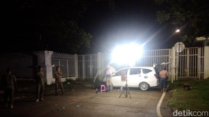 Satpol PP Bogor tertibkan atraksi debus di kawasan Stadion Pakansari.