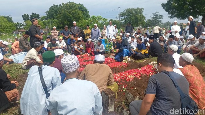 Satu keluarga yang tewas tertabrak KA di Pasuruan dimakamkan