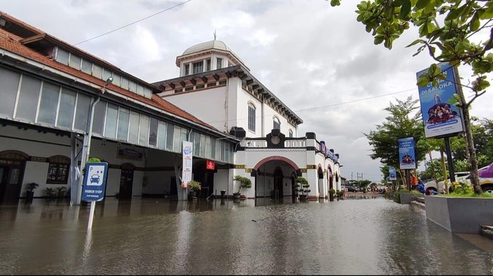 Sebagian wilayah Stasiun Tawang Semarang masih terendam banjir, Minggu (1/1/2023) siang.