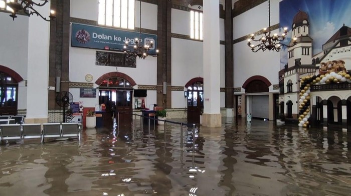 Sebagian wilayah Stasiun Tawang Semarang masih terendam banjir, Minggu (1/1/2023) siang.