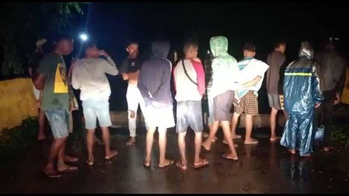 Sejumlah warga berhamburan penuhi jalan raya akibat banjir di Desa Nunkurus, Kecamatan Kupang Timur, Kabupaten Kupang, NTT. (Ist)