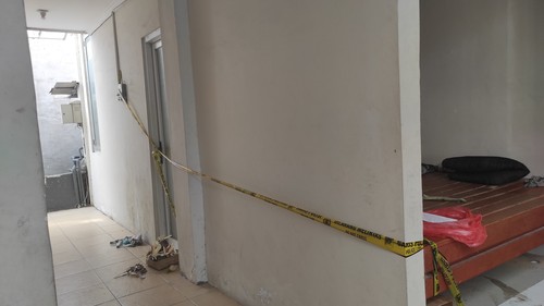Seorang perempuan berinisial AS (26) ditemukan tewas saat malam tahun baru di Kota Denpasar, Bali. Wanita itu tewas di kamar kos Griya Sambora, Jalan Tukad Batanghari I, Kecamatan Denpasar Selatan. (I Wayan Sui Suadnyana/detikBali)