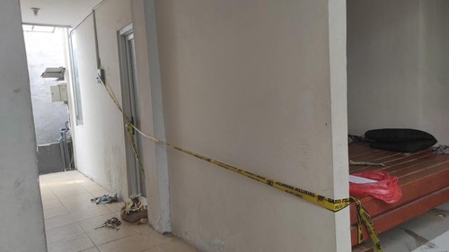 Seorang perempuan berinisial AS (26) ditemukan tewas saat malam tahun baru di Kota Denpasar, Bali. Wanita itu tewas di kamar kos Griya Sambora, Jalan Tukad Batanghari I, Kecamatan Denpasar Selatan. (I Wayan Sui Suadnyana/detikBali)