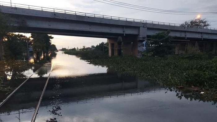 Situasi rel kereta api terendam banjir di Semarang, Jawa Tengah. (dok KAI)