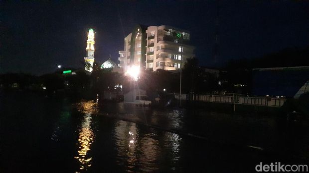 Suasana di Jalan Kaligawe, Kota Semarang, yang tergenang banjir, Minggu (1/1/2023) malam.
