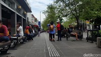 Wisatawan tampak menikmati suasana pedestrian di kawasan Jalan Malioboro. Foto: Anggah/detikJateng