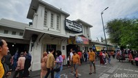 Suasana Pasar Beringharjo di potret dari sisi timur mulai dipadati wisatawan, Minggu (1/1/2023) pagi. Foto: Anggah/detikJateng