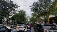 Suasana lalu lintas di Jalan Malioboro ramai lancar, Minggu (1/1/2023) pagi. Foto: Anggah/detikJateng