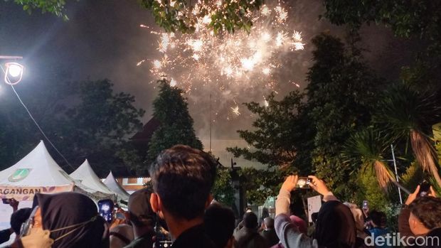 Suasana malam Tahun Baru 2023 di Car Free Night (CFN) Solo, Mnggu (1/1/2023) dini hari.