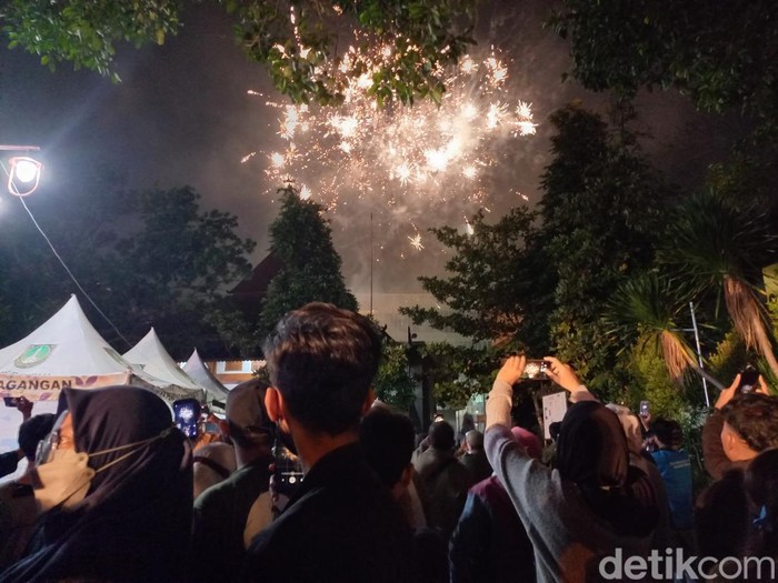 Suasana malam Tahun Baru 2023 di Car Free Night (CFN) Solo, Mnggu (1/1/2023) dini hari.