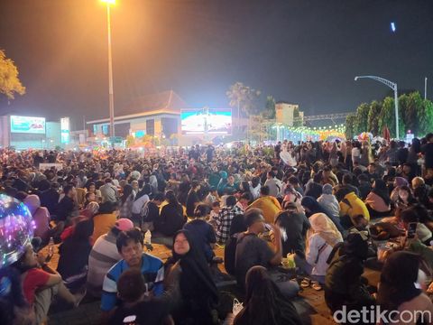 Suasana malam Tahun Baru 2023 di Car Free Night (CFN) Solo, Mnggu (1/1/2023) dini hari.